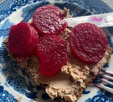 Rugbrød med leverpostej og rødbeder