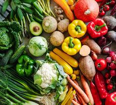 Bord fyldt med forskellige grøntsager i mange farver