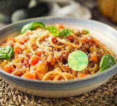 Tallerken med spaghetti og tomatsauce