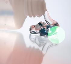 glidecreme på blank overfalde med en grøn undersøgelsescirkel på