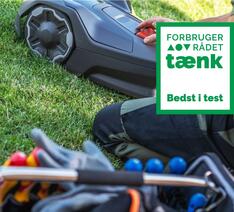 Person er i gang med at betjene robotplæneklipper