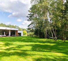 Stor græsplæne i en stor have