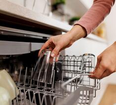 Glas bliver sat ned i opvaskemaskine
