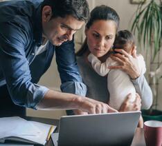 Familie kigger på computer