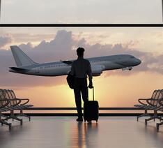 Passager i lufthavn venter