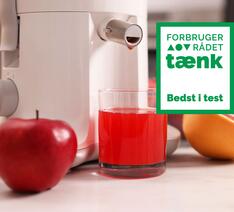 Juice af æble og blodappelsin fra juicemaskiner med Bedst i test-logo