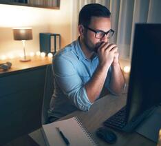Mad sidder og kigger på computer og overvejer hvor han skal placere sin opspsaring