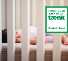 Barn sover på madras i tremmeseng - illustrerer test af babymadrasser
