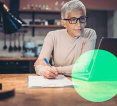 Kvinde kigger på sine investeringer på en computer