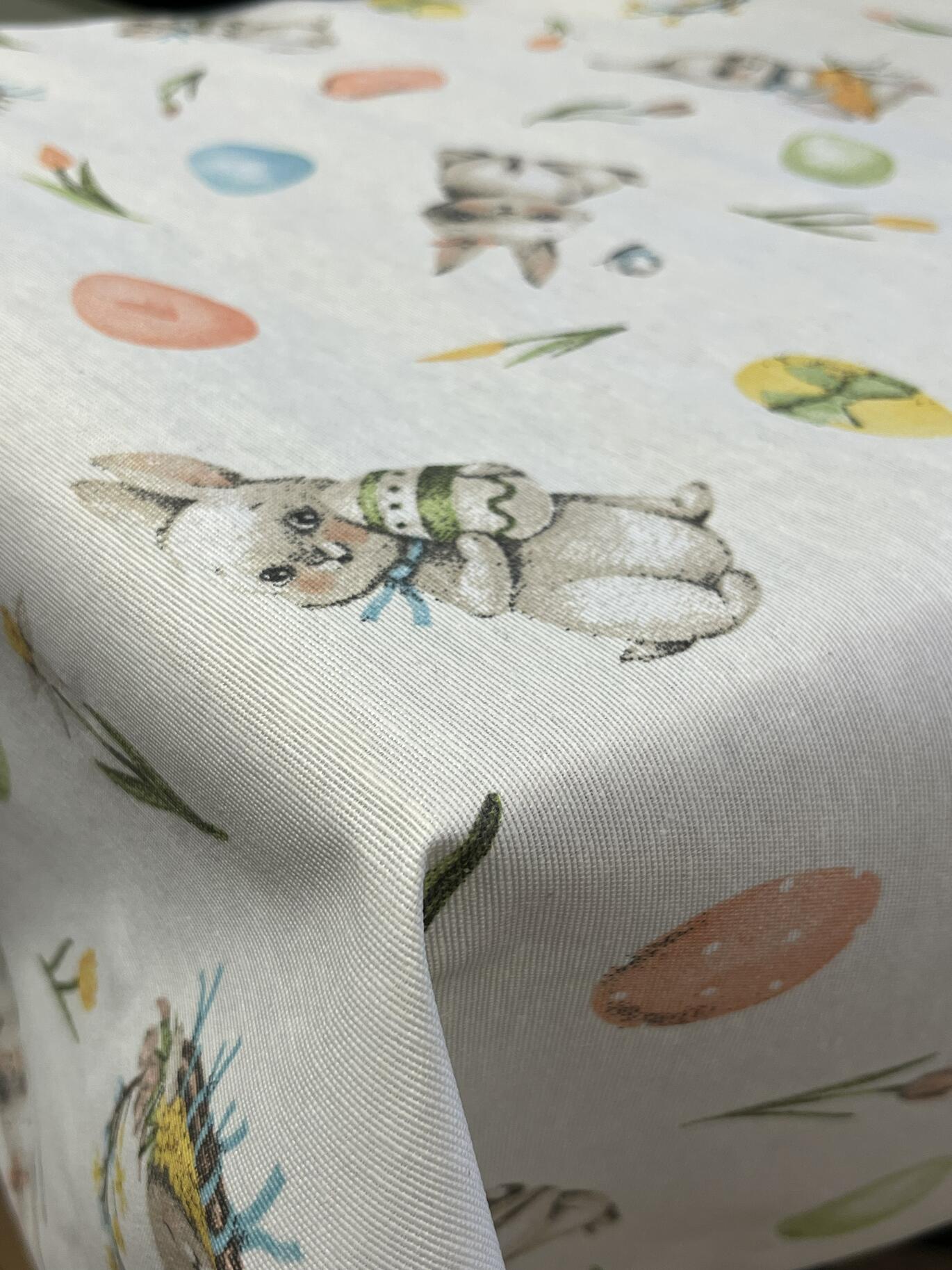 Akryl-/tekstildug, Lys beige med påskeæg, påskehare og blomster Textilogvoksdug.dk