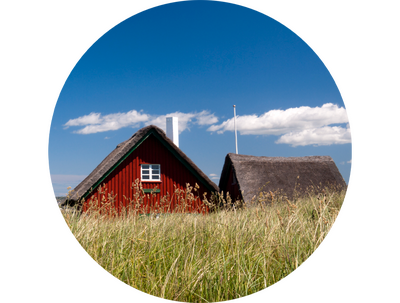 Sommerhus med blå himmel i baggrunden