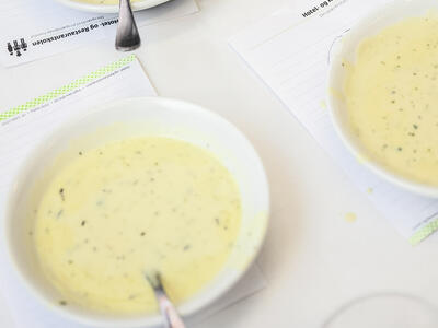 Bearnaise saucer i skåle på bord med dug