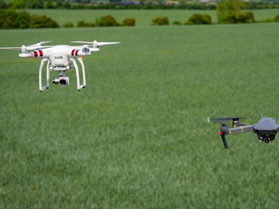 To droner der flyver