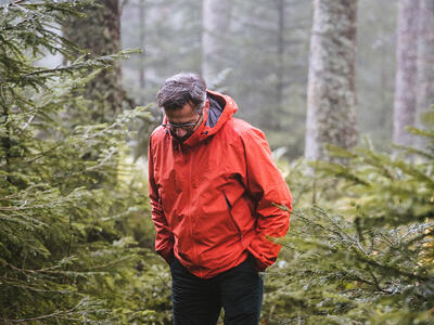 Mand står ude i en skov