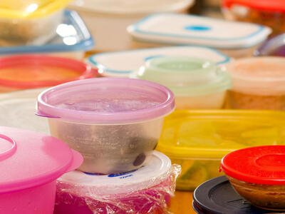 plastikbøtter i forskellige farver, som du kan bruge til at opbevare mad.