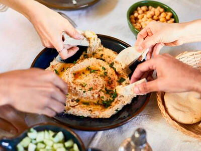 Hummus bliver spist af mennesker som bæredygtigt mad 