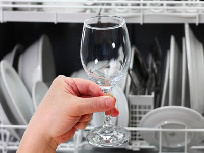 Nyvasket glas holdes frem