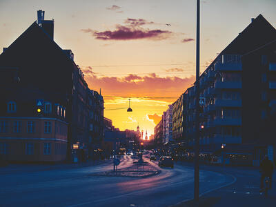 solnedgang i København med trafik og cyklister