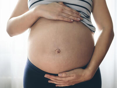 Kvinde med gravid mave