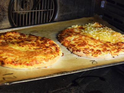 To pizzaer med hver deres pizzatopping på