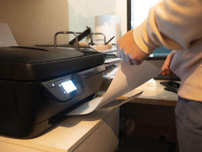 En person ved en printer