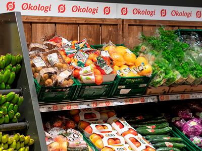 Økologisk frugt og grønt i en butik