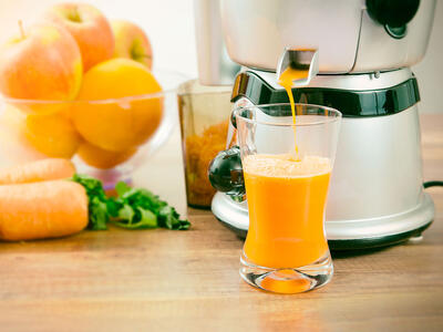 saftpresser med glas foran med saft i