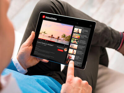 Person sidder med en tablet