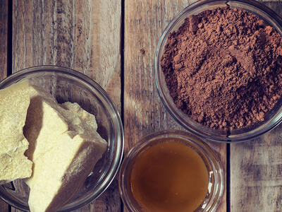 Chokolade indeholder kakaopulver, kakaosmør og sukker. 