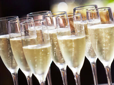 Champagne glas stillet op ved siden af hinanden med boblende champagne skænket op. 