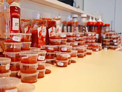 Små portioner af ketchup til en smagstest