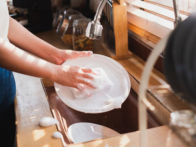 Person vasker en tallerken 