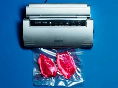 vakuummaskine har vakuumpakket 2 bøffer til sous vide.