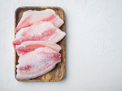 Frossen fisk på spækbræt