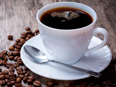 kaffe i kop med kaffebønner