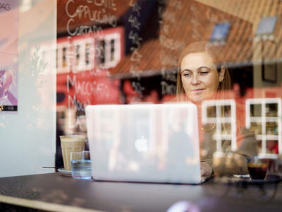 kvinde shopper online uden for eu fra en cafe