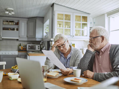 Ældre par prøver at forstå deres pensionsvilkår