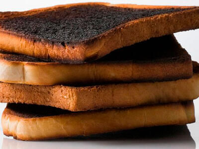 stak af toastbrød, der er ristet for hårdt, så de kan indeholde akrylamid.