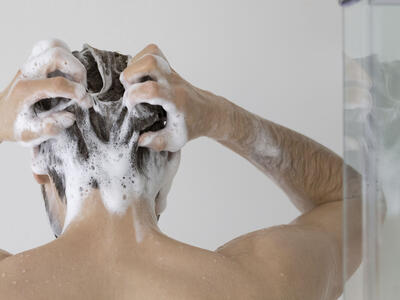 Mand vasker hår i bad