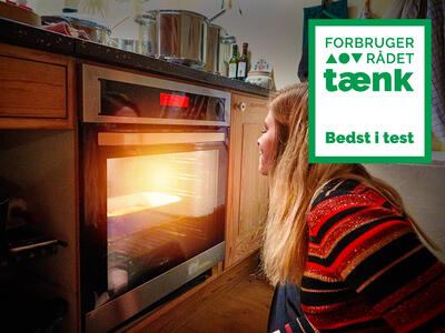 En person sidder ved en ovn og bedst i test logo