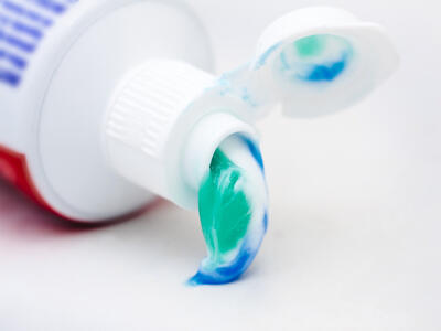 Tandpasta med fluor ➡️ Test uønsket kemi 🔍