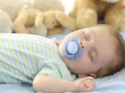 Baby sover på babymadras