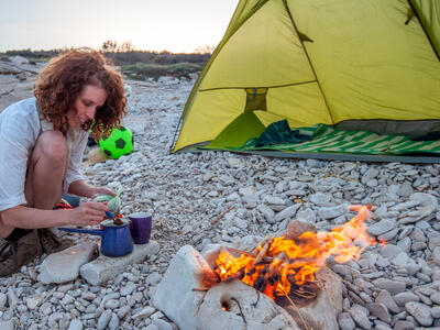Person laver kaffe på campingtur med instant kaffe
