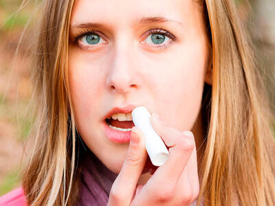 kvinde påfører læbepomade