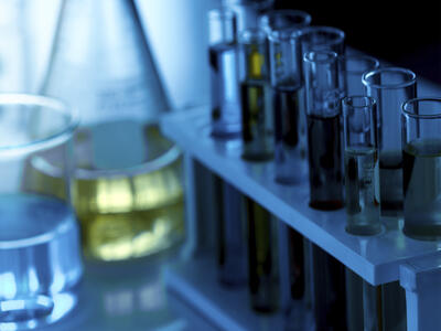 Kolber med kemikalier på kemisk laboratorie