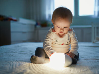 barn med lampe
