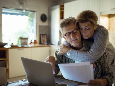 To ældre mennesker kigger på deres økonomi