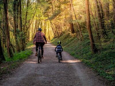 Far og barn med cykelhjelme 