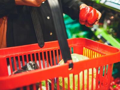køb af økologiske varer i supermarked