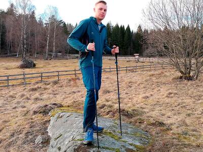 Mand på vandring med vandrestav